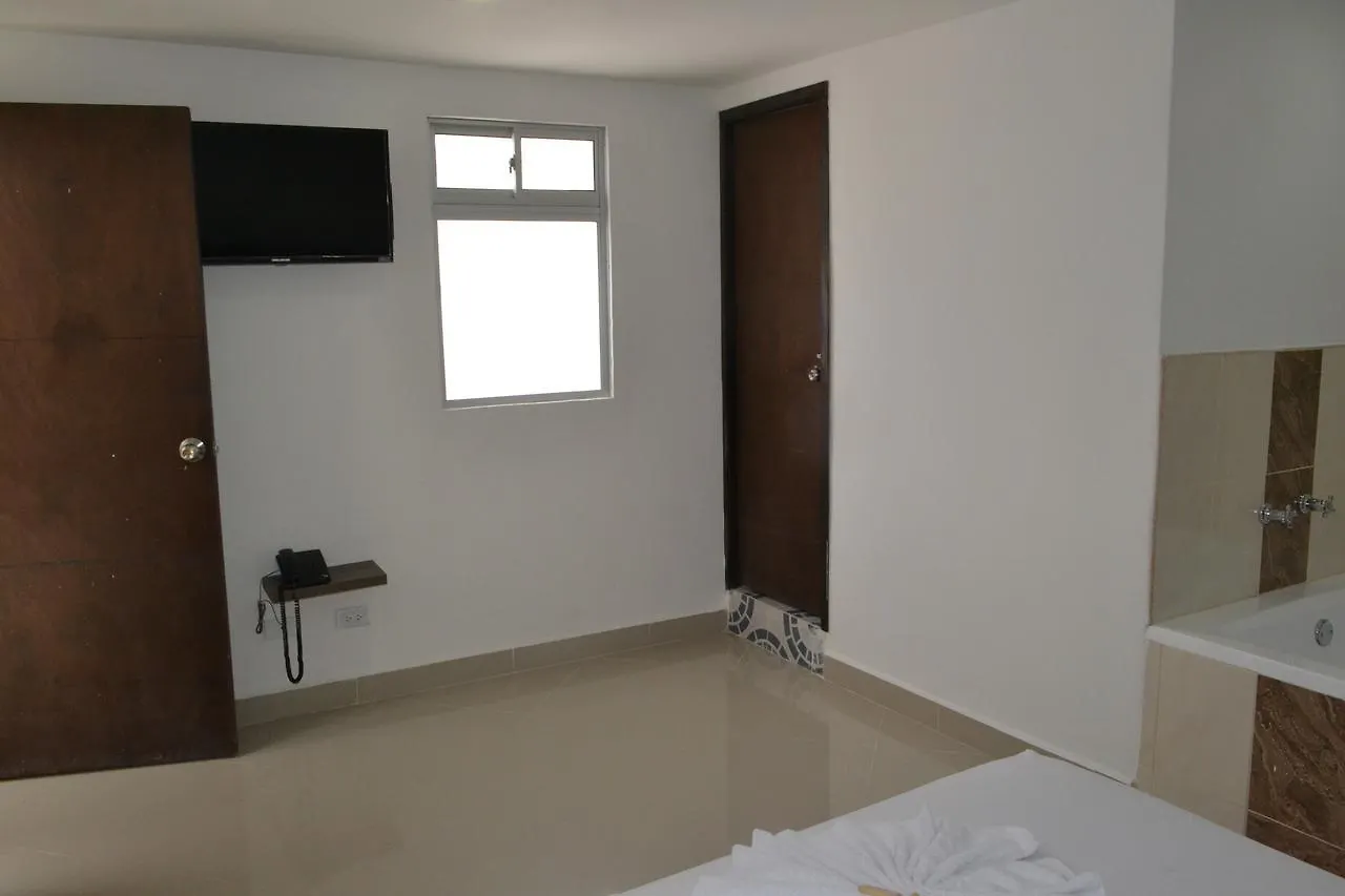מדיין Hotel Luxton