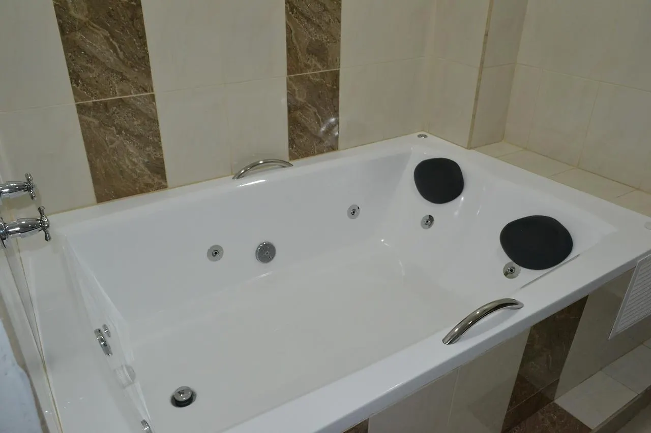 מדיין Hotel Luxton